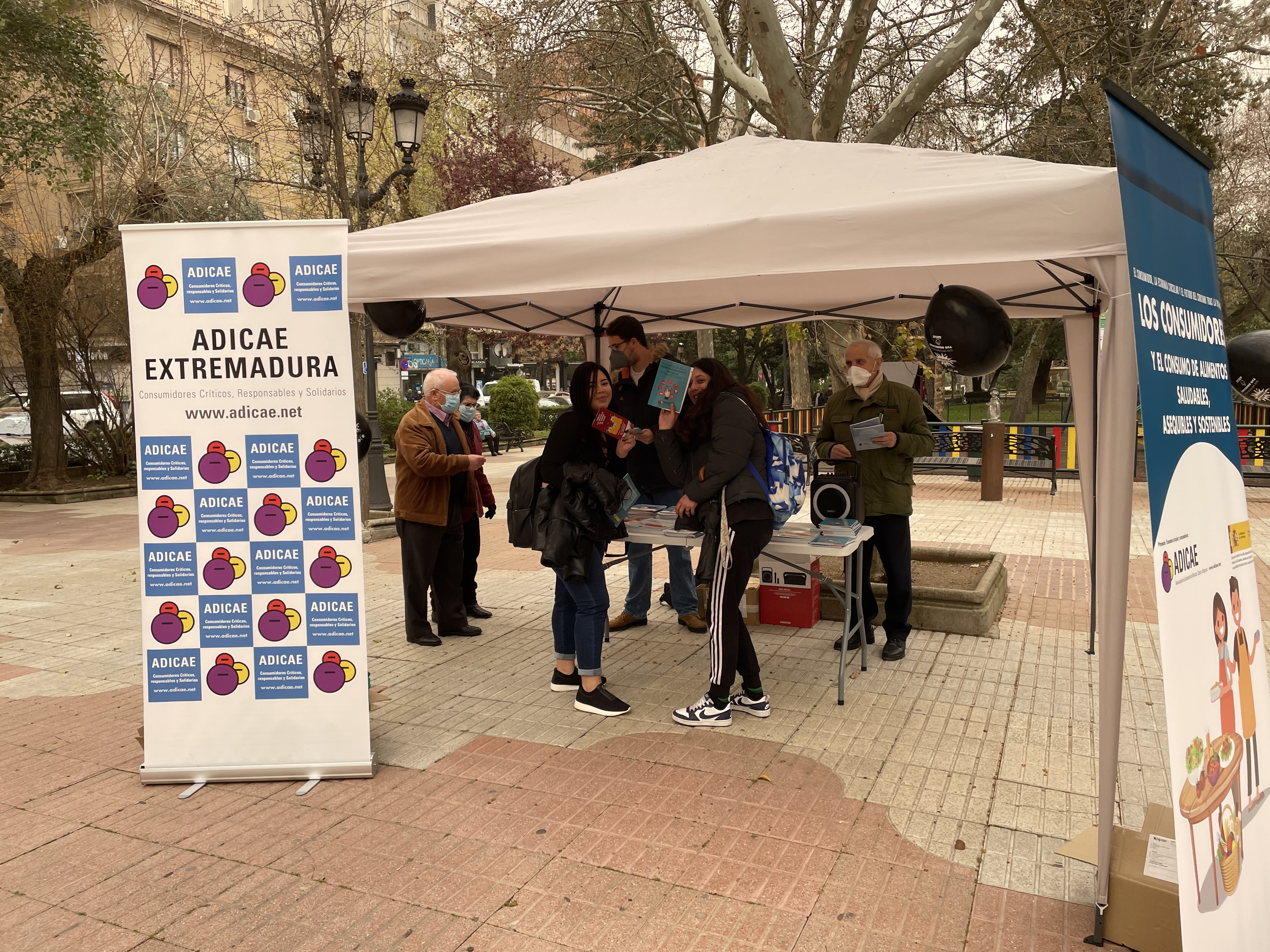 15-M de 2022. Día Internacional del Consumidor. Mesa informativa en Cáceres, en el Paseo de Cánovas
