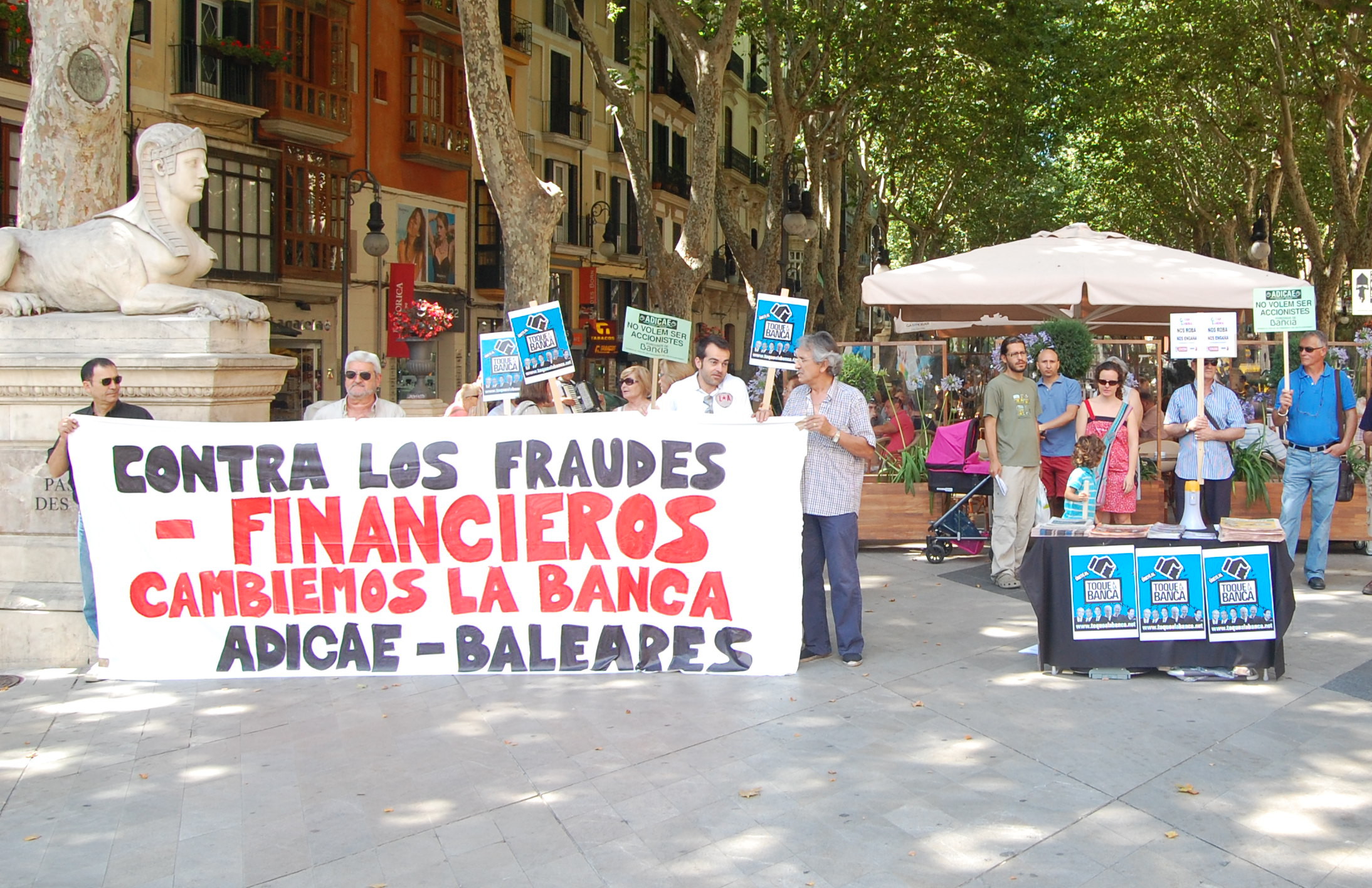Manifestación contra los fraudes financieros.