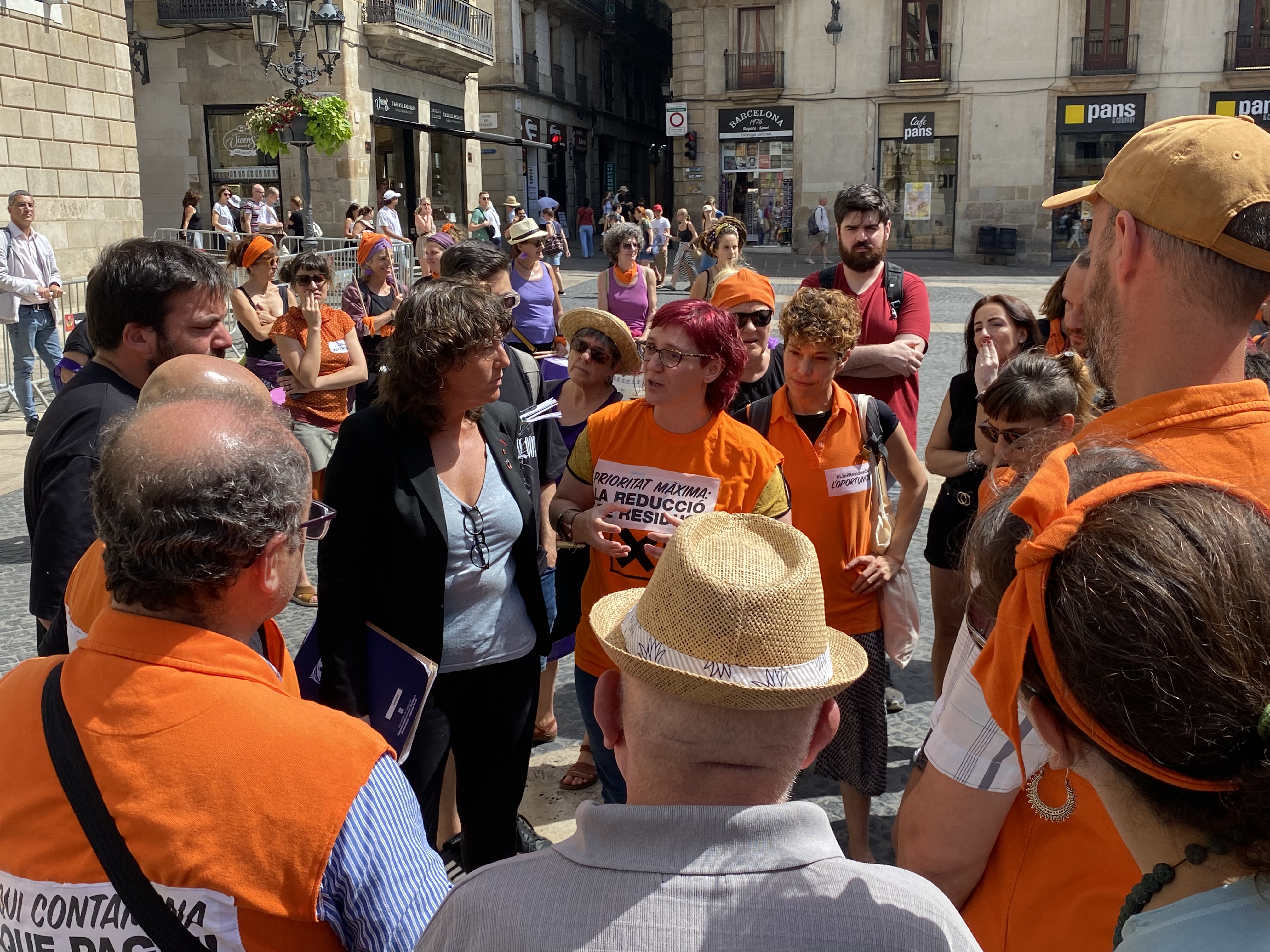Membres de la junta d'AICEC-ADICAE durant l'acte per la Llei de Residus a Catalunya